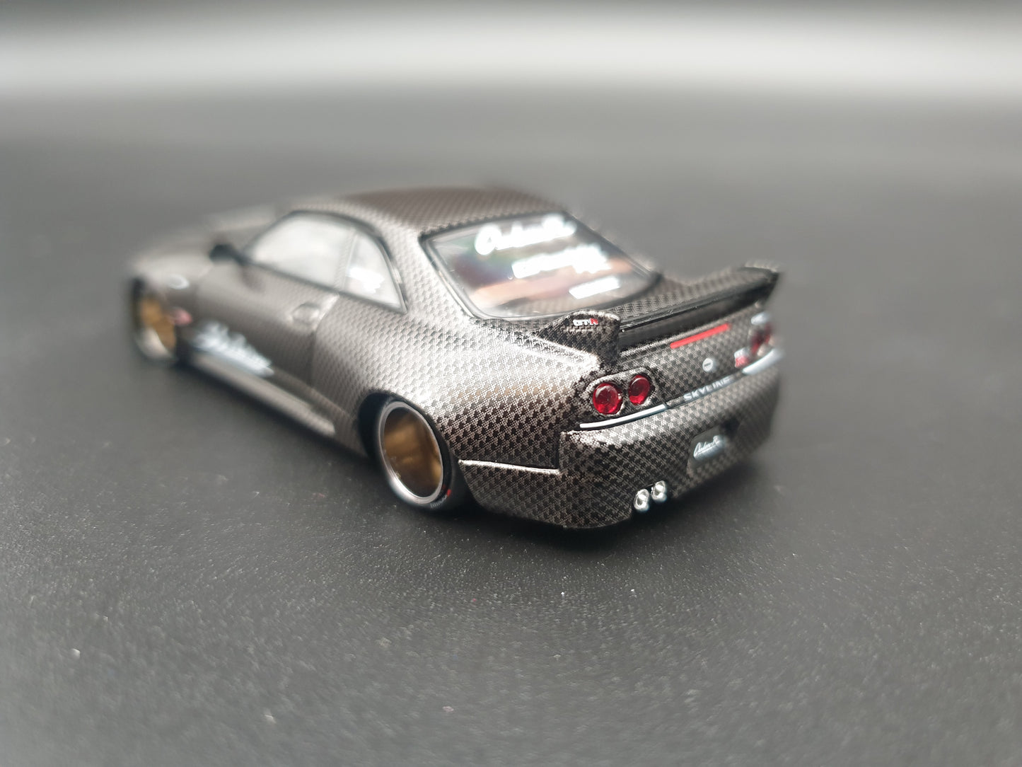 Nissan Skyline GT-R R33 Active Carbon R V1 KAIDO HOUSE Mini GT 1:64