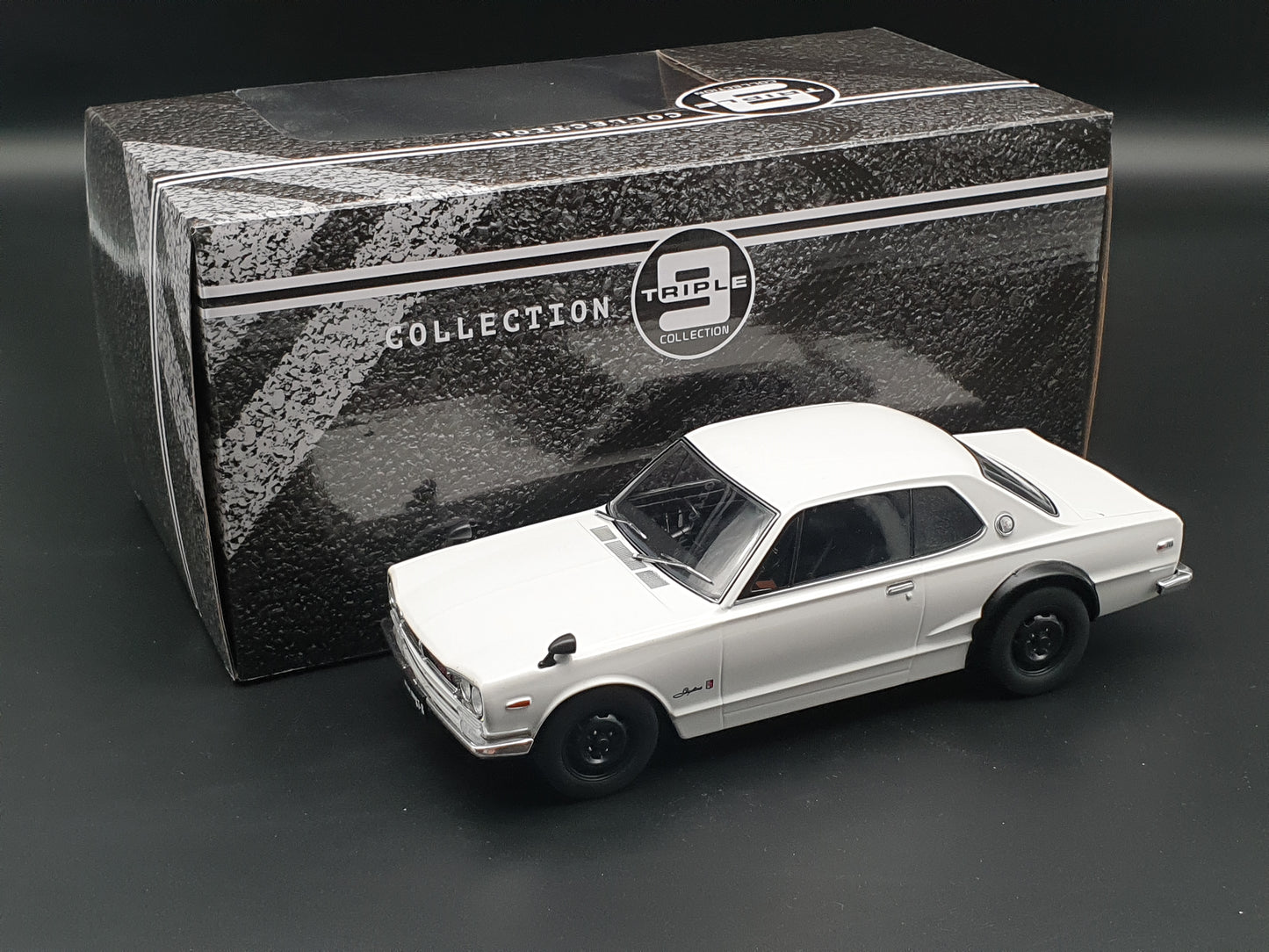 Nissan Skyline GT-R KPGC10 White Triple 9 1:18