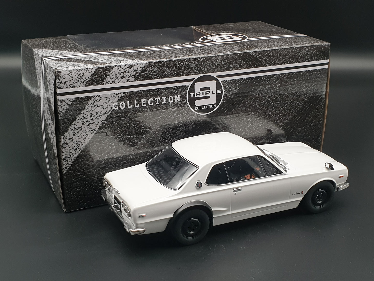 Nissan Skyline GT-R KPGC10 White Triple 9 1:18