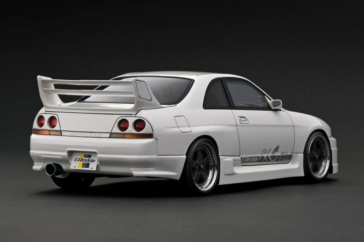 GReddy GT-R (BCNR33) Pearl White Ignition Model 1:18