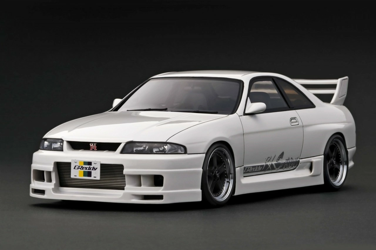 GReddy GT-R (BCNR33) Pearl White Ignition Model 1:18